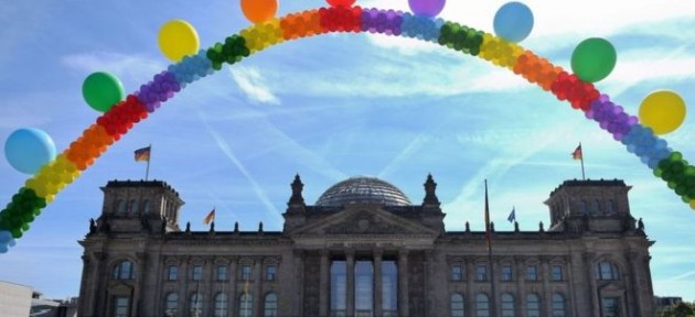 Almanya'da eşcinsel evlilik yasası parlamentodan geçti