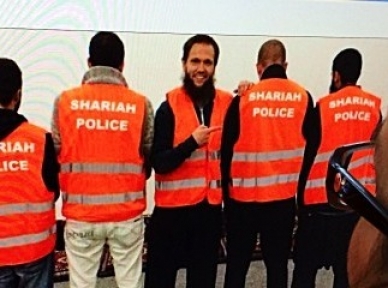 Almanya'da Selefi Gençler Şeriat Polisi Oluşturdu