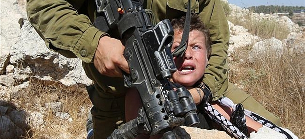 Çocuğu zorla gözaltına almaya çalışan İsrail askeri büyük tepki çekti