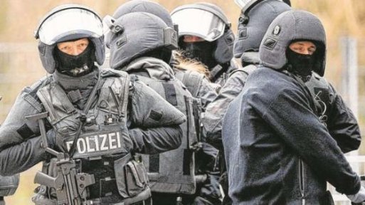 Alman Özel Harekat Timi polisleri, elektrikli testere ile kendi merkezlerini harap etti