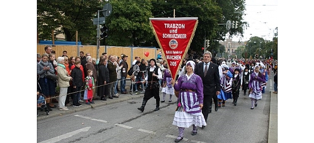 Almanların geleneksel yürüyüşüne Karadenizliler renk kattı