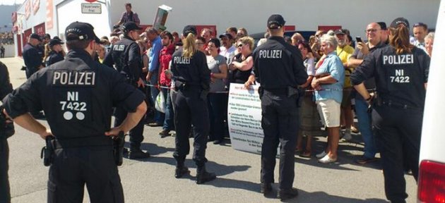 Almanya'da Neonazilerin protesto ettiği mülteci barınağını' koruyan' görevli NPD'li çıktı