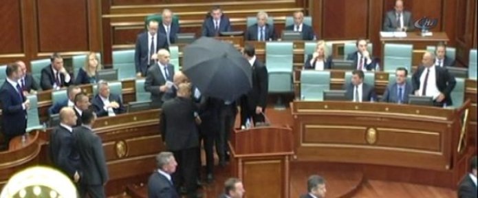 Başbakanı mecliste yumurta yağmurundan şemsiye kurtardı