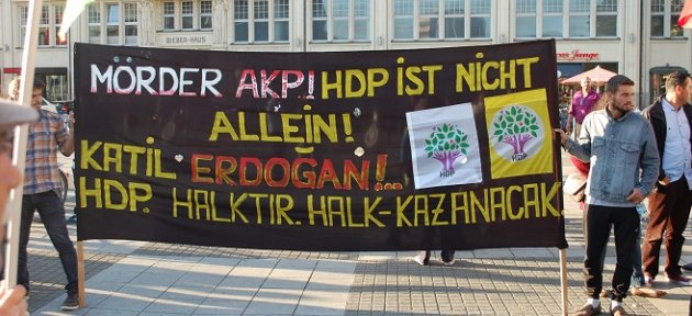 HDP binalarına saldırılar Avrupa'da protesto edildi