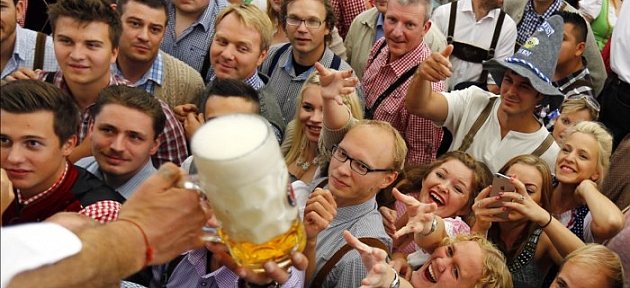 Münih’te Oktoberfest’te ilk hafta sonunda bir milyon litre bira içildi