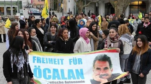 Almanya'da Kürtlerin gösterisi sırasında yaşanan gerginliğe polis müdahalesi