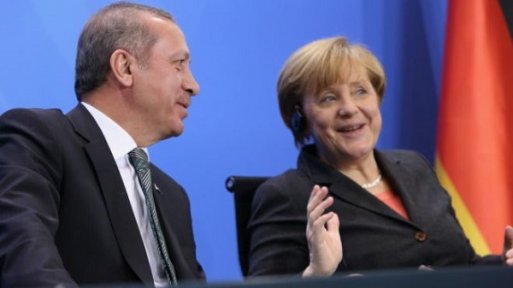 Boris Johnson: Merkel Erdoğan'ı memnun etmek için komedyenleri susturuyor