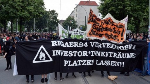 Berlin'de solcu göstericilerle polis arasında çatışma