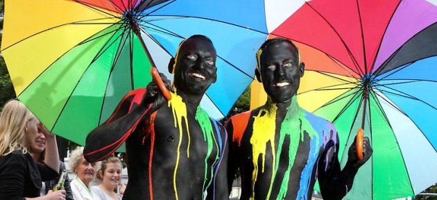 LGBT kutlamasında Bakan ve vekiller en önde yürüdü