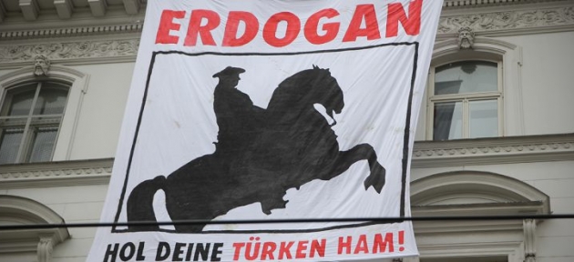 Büyükelçilik binasında "Erdoğan Türklerini al götür' pankartı