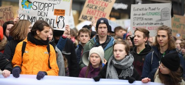 Hamburg'da binlerce öğrenci iklim değişikliğini protesto etti