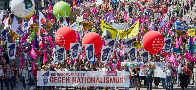 Almanya'da 10 binlerce kişi milliyetçiliğe karşı yürüdü