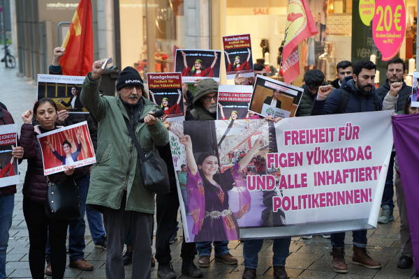 Stuttgart'ta Yüksekdağ ve tutsak vekillere özgürlük eylemi