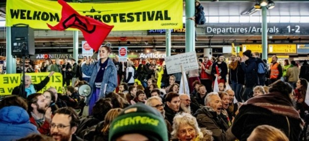 Hollanda’da iklim protestocuları havaalanını işgal etti