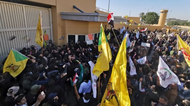 Protestocular ABD'nin Bağdat Büyükelçiliğine saldırdı