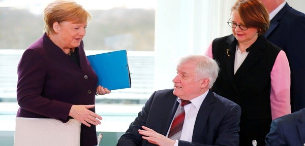 Seehofer, koronavirüs nedeniyle Merkel'in elini sıkmadı