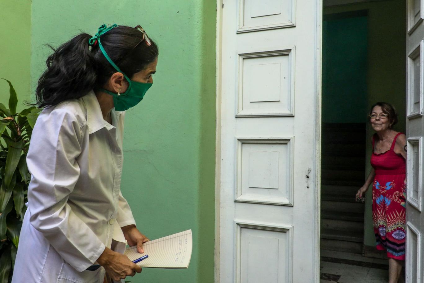 Küba’da koronavirüs seferberliği: 28 bin tıp öğrencisi kapı kapı dolaşıyor