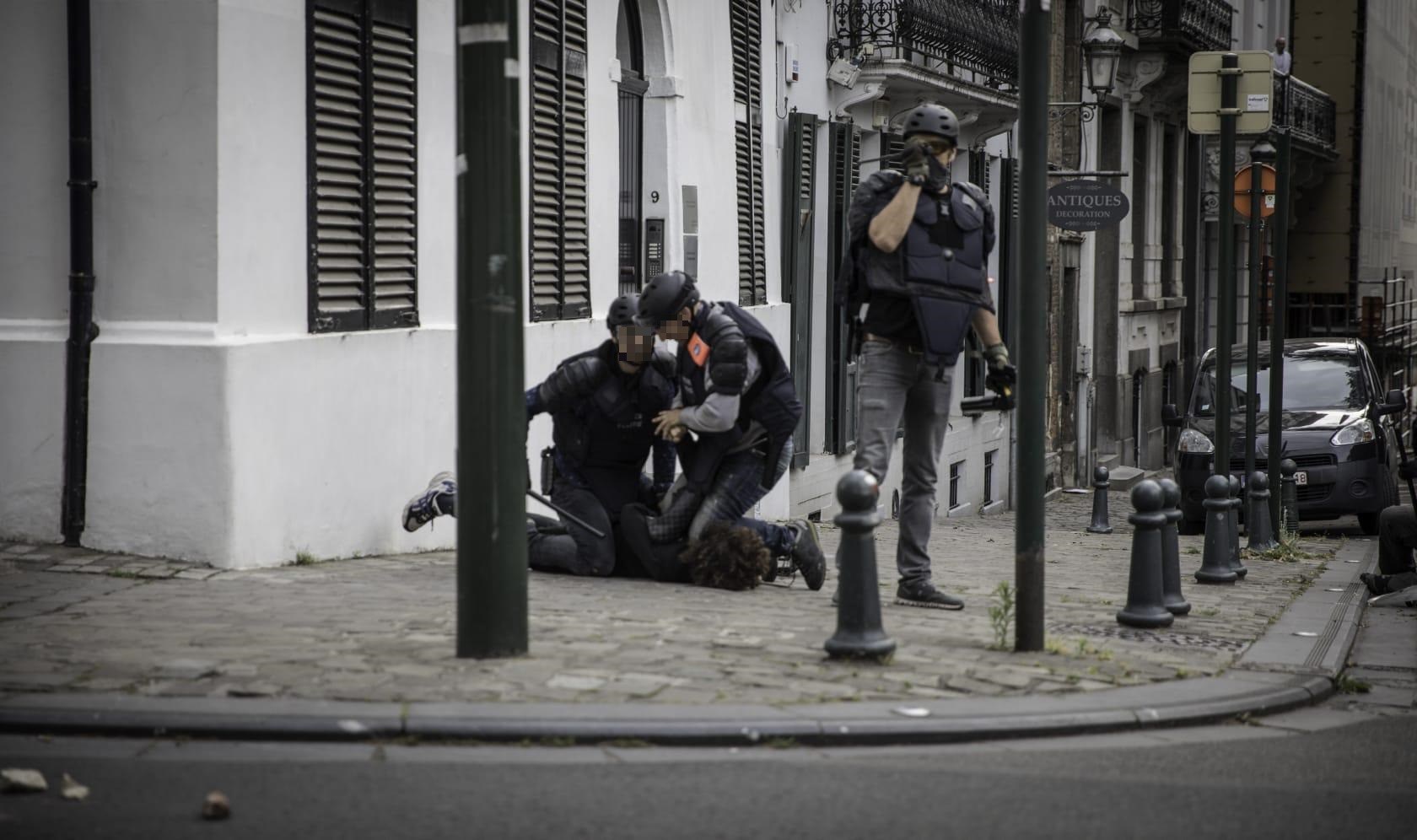 ABD'deki polis şiddetinden farksız: Belçika'da polis bir gencin boynuna diz çökmüş!