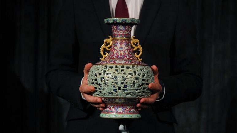 56 dolara alınan antika vazo 9 milyon dolara satıldı