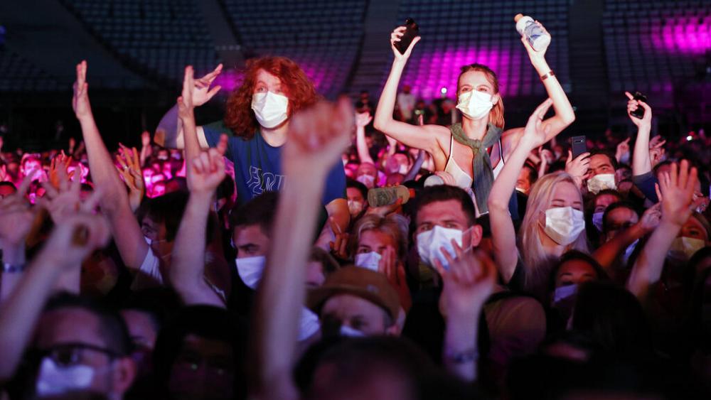 Paris: 4 bin kişilik konserde 3 kişinin testi pozitif çıktı