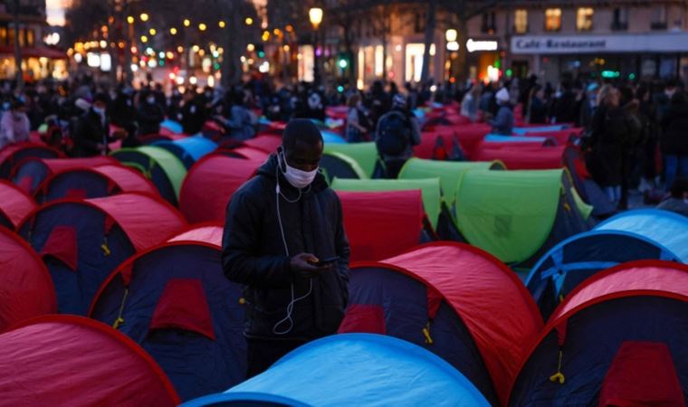 Fransa'da evsiz göçmenler Valilik önünde çadır kurdu