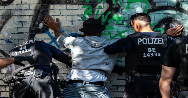 Almanya'da polislerin ırkçı yazışmaları ortaya çıktı
