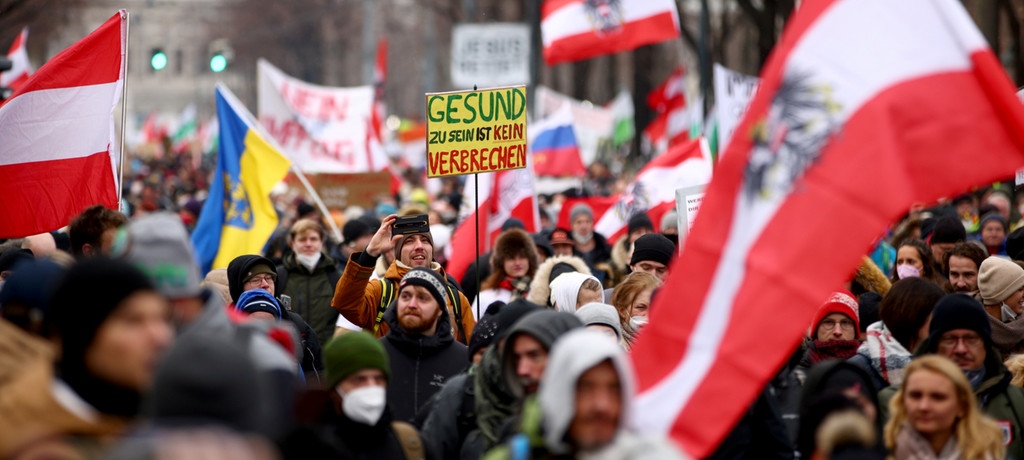 Viyana'da zorunlu aşılamaya karşı 40 bin gösterici yürüdü