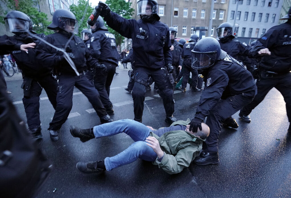 Berlin'de gazeteciye polis şiddeti: Acı parası reddedildi