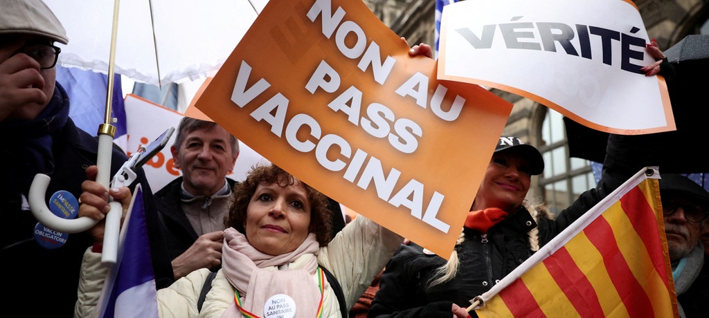 Fransa'da aşısızlara sosyal hayat kısıtlaması kabul edildi