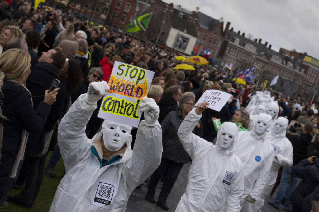 Hollanda'da Covid-19 kısıtlamaları protesto edildi