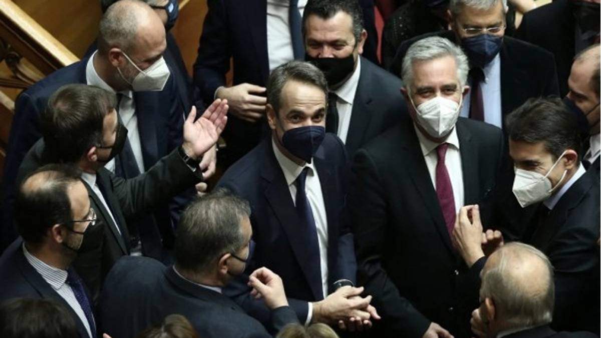 Yunan Parlamentosu'nda Türkiye'de üretilen maske krizi