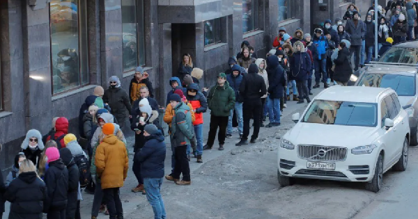 Rusya'da SWIFT paniği! Halk bankamatiklere koştu
