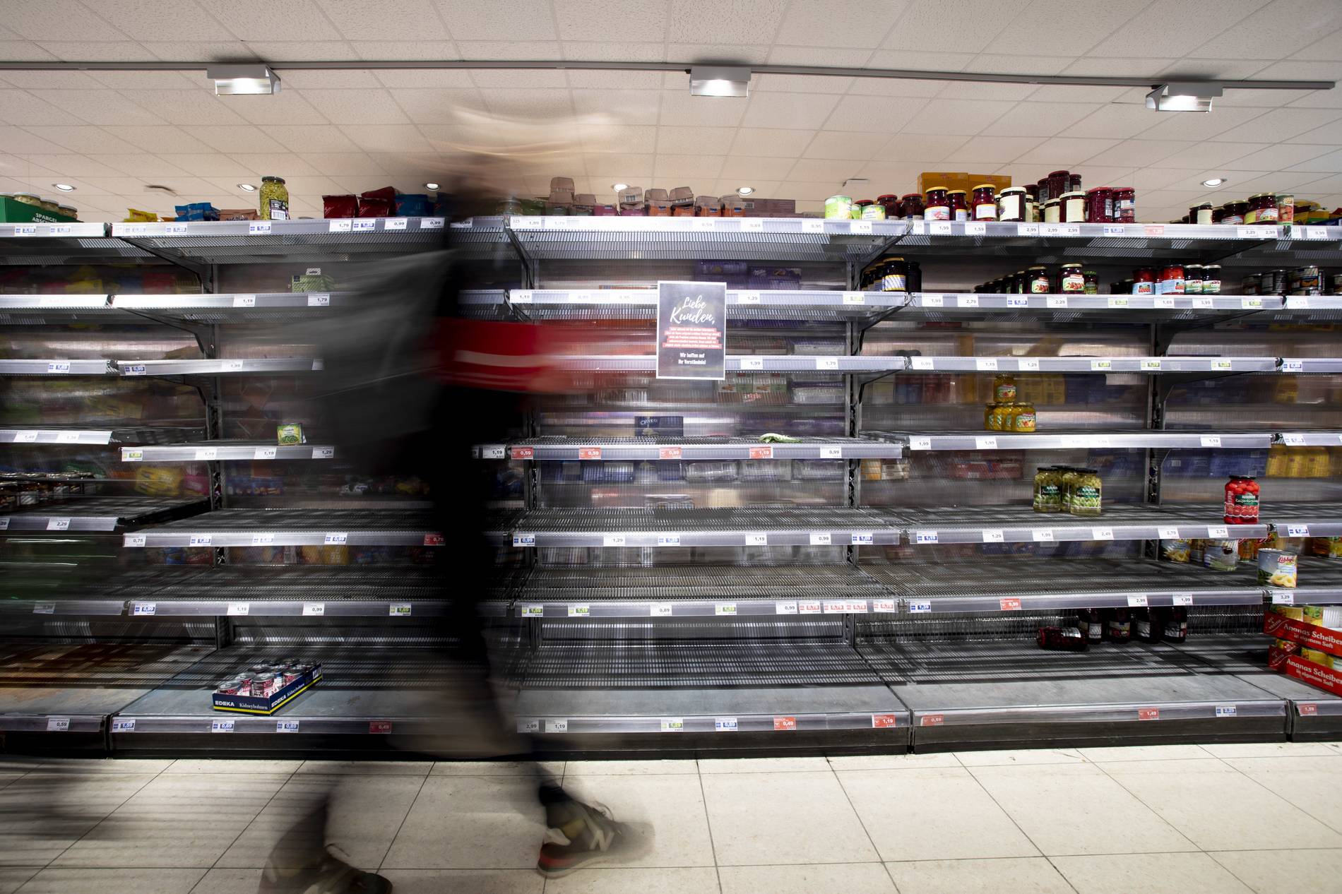 Almanya'da halk marketlere akın etti: Raflar boş kaldı