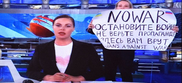 Rus gazeteci televizyonda 'savaşa hayır' pankartı açtı