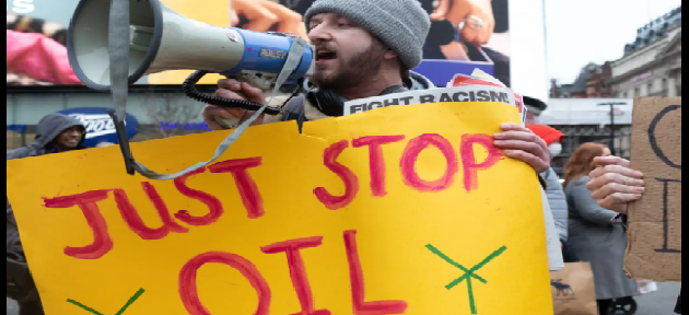 İngiltere'de iklim aktivistleri petrol terminalini işgal etti