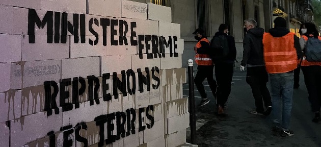Macron'a tepki: Aktivistler duvar ördü! ‘Bakanlık kapandı'