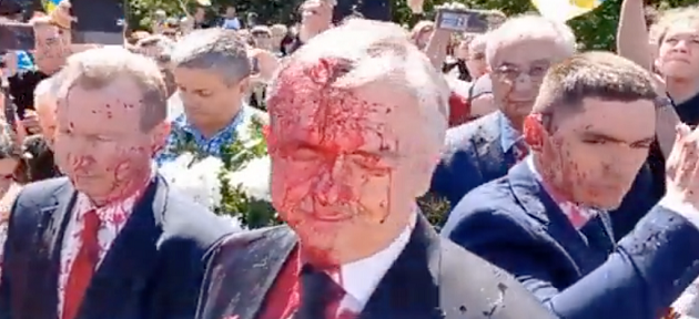 Polonya'da Rus büyükelçinin yüzüne kırmızı boya atıldı