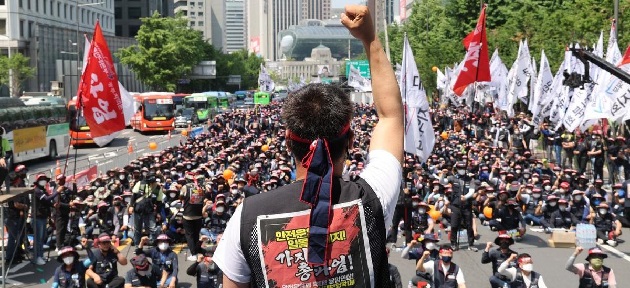 Güney Kore'de grevci şoförlerden 40'ı gözaltına alındı