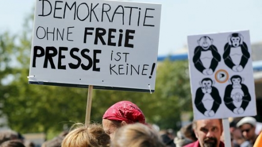 Almanya'da 'vatan hainliği' ile suçlanan gazetecilere Merkel'den destek geldi