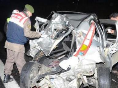 Tır'ın Çarptığı Otomobil Hurdaya Döndü: 2 Yaralı