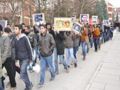 Anadolu Üniversitesi'nde Öğrencilerden Uludure Protestosu
