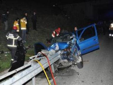 Otomobil Bariyere Saplandı: 2 Ölü, 2 Yaralı