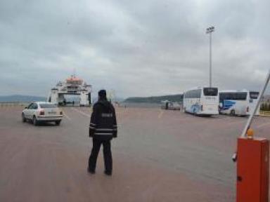 Çanakkale Boğazı'nda Poyraz Fırtınası Deniz Ulaşımını Durdurdu