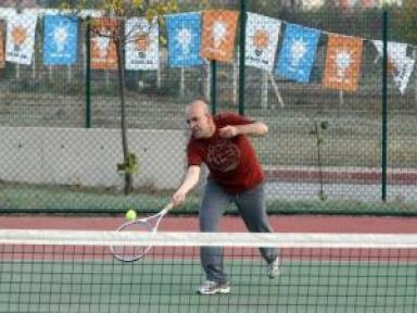 Maliye Bakanı, Eşi İle Tenis Maçı Yaptı