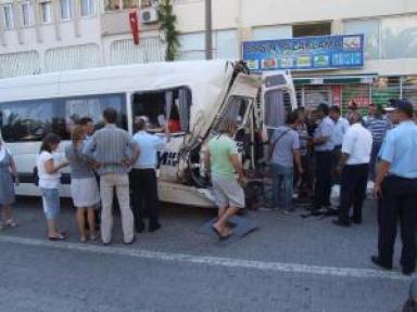 Freni Boşalan Kamyonet Minibüse Çarptı; 4 Yaralı