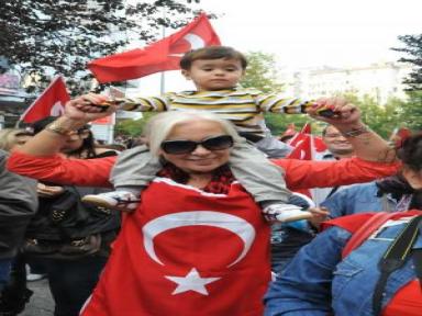 Eskişehir'de 20 Bin Kişilik Cumhuriyet Yürüyüşü