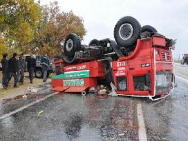Yağmurda Kayan İtfaiye Aracı Takla Attı, Sürücü Yaralandı