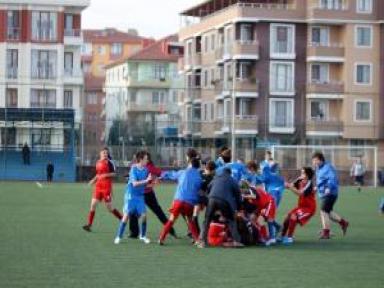 Kadın Futbolcular, Tekme Tokat Birbirlerine Girdi