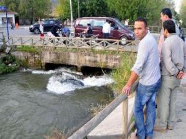 Kanala Uçan Otomobili Su Sürükledi, 2 Kişi Yaralandı