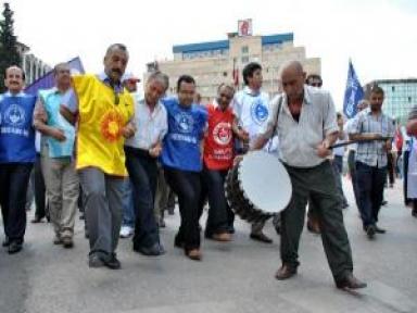 Adana'da Memurlar Yürüdü, Trafik Felç Oldu